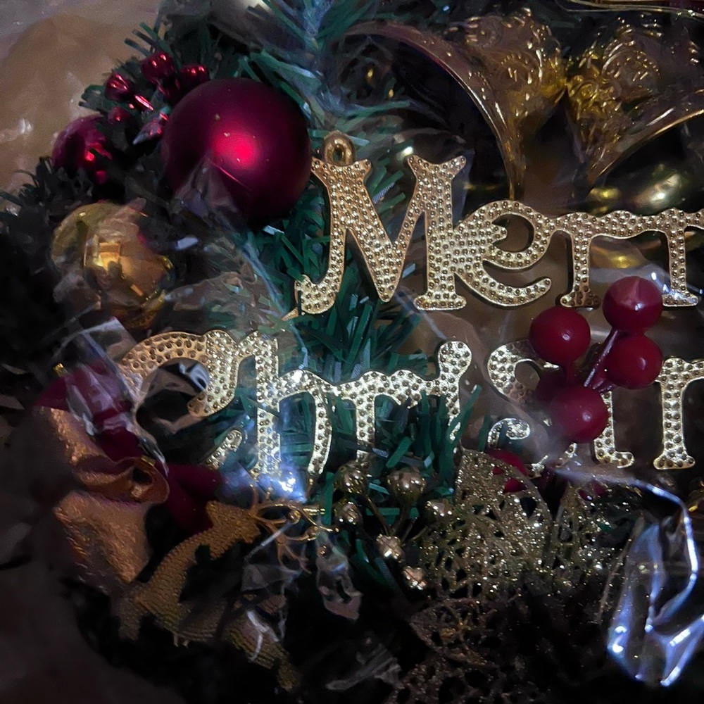 New in Packaging Festive Red and Gold Holiday “Merry Christmas” Wreath - Picture 4 of 5